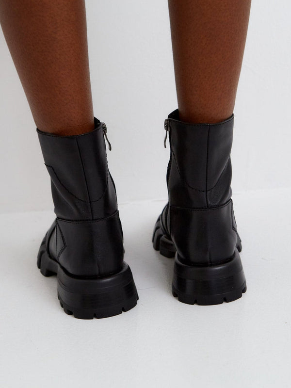 Läderstövlar med platt sula