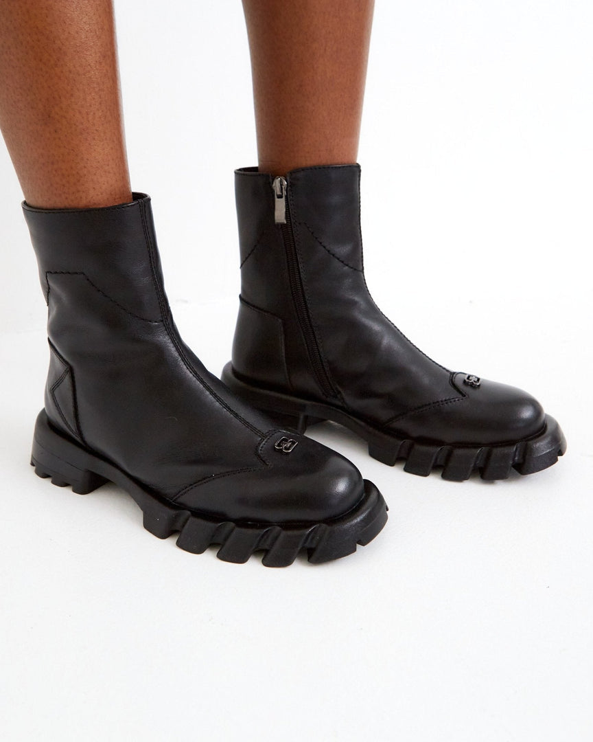 Stiefel mit flacher Sohle aus Leder - Schwarz