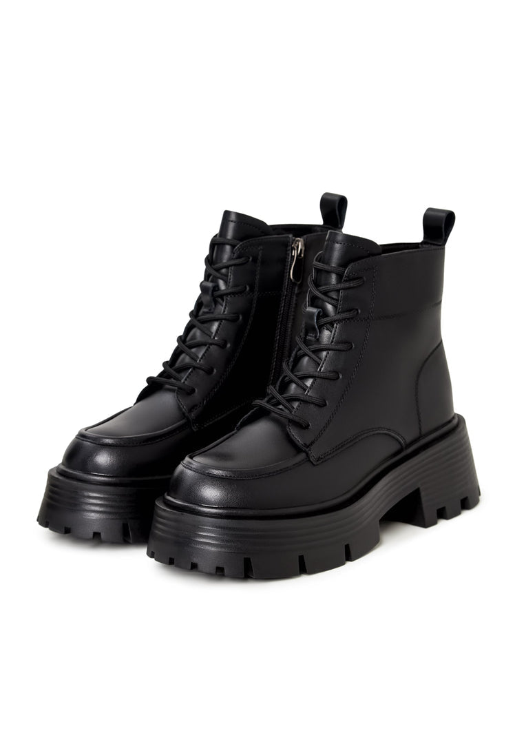 A stylish pair of women's platform ankle boots in classic black, perfect for a casual and fashionable look.
