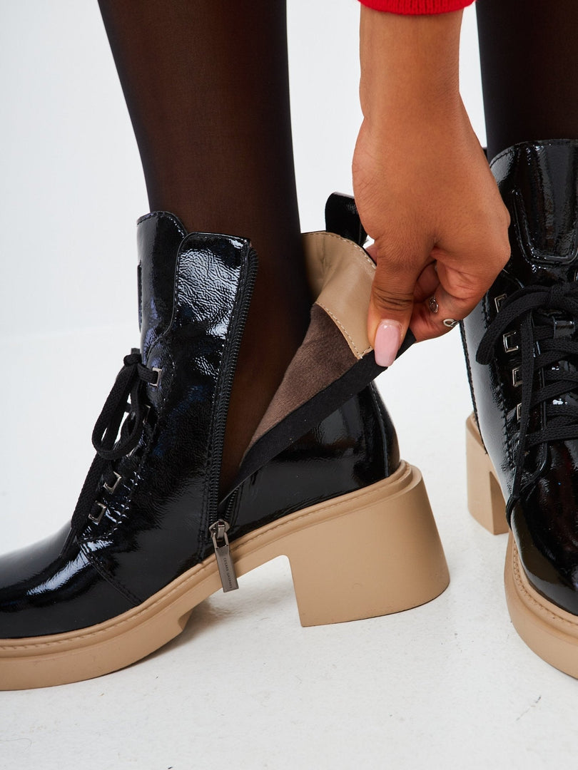 Schnürstiefeletten aus Lackleder - Schwarz