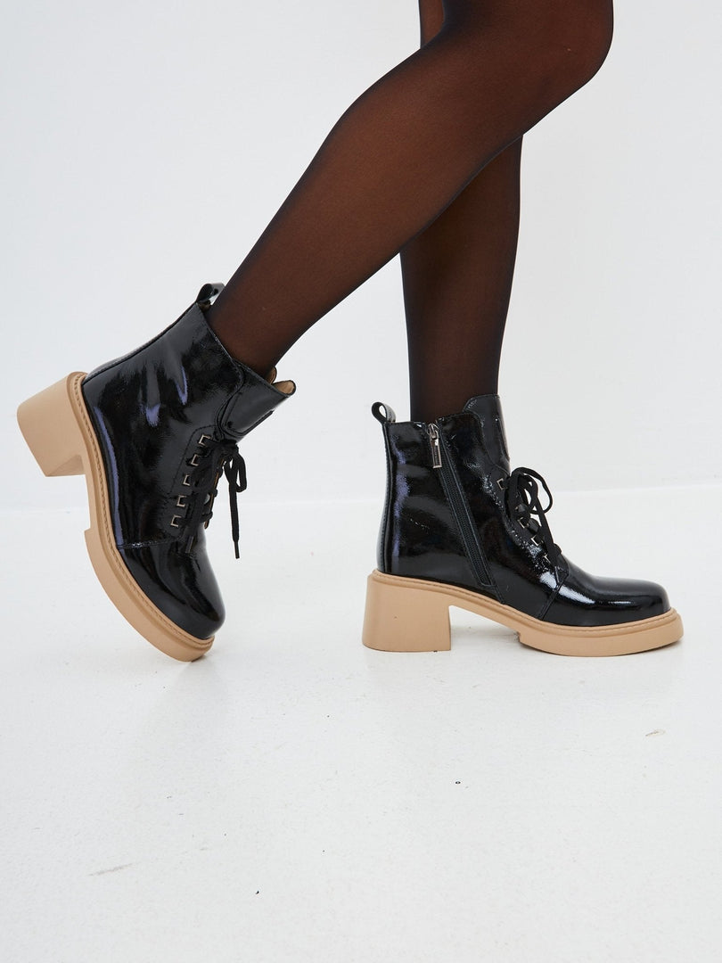 Schnürstiefeletten aus Lackleder - Schwarz