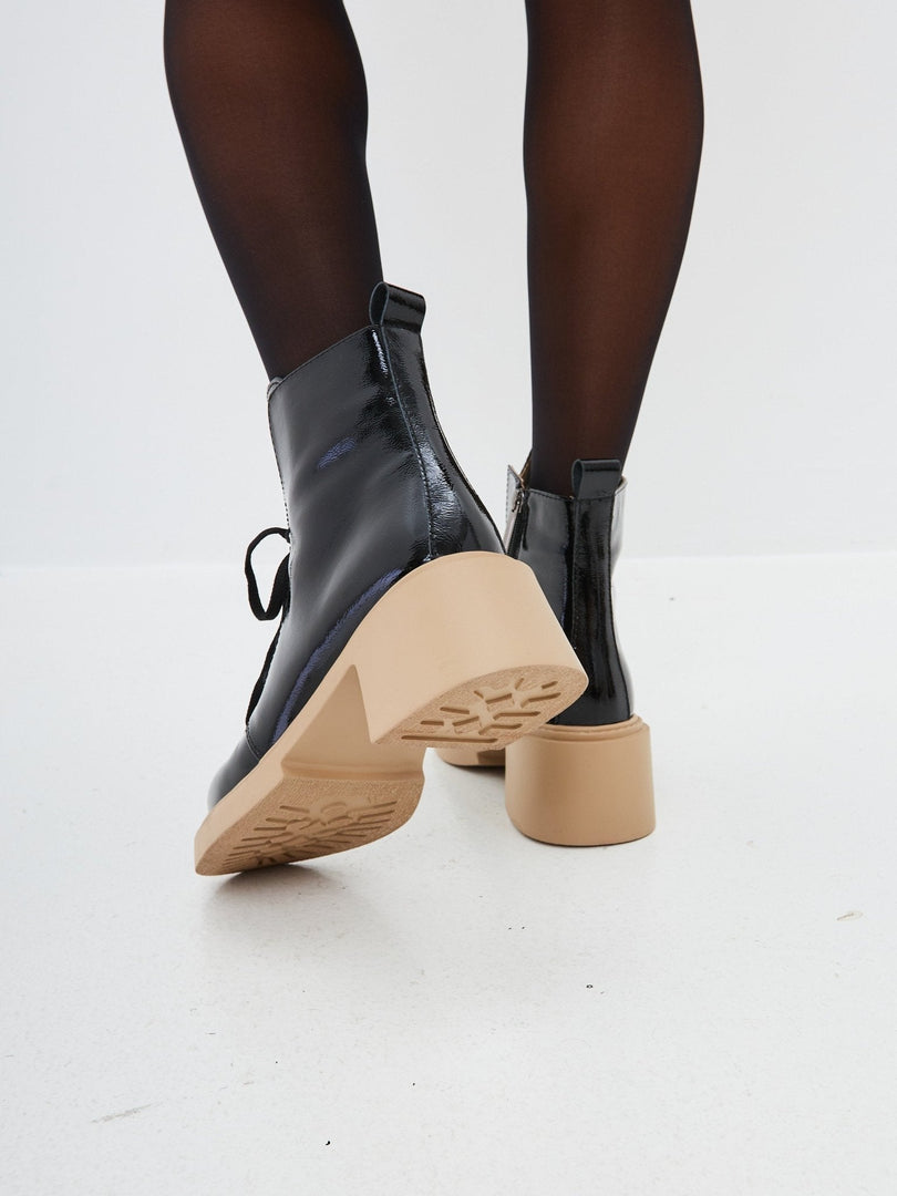 Schnürstiefeletten aus Lackleder - Schwarz