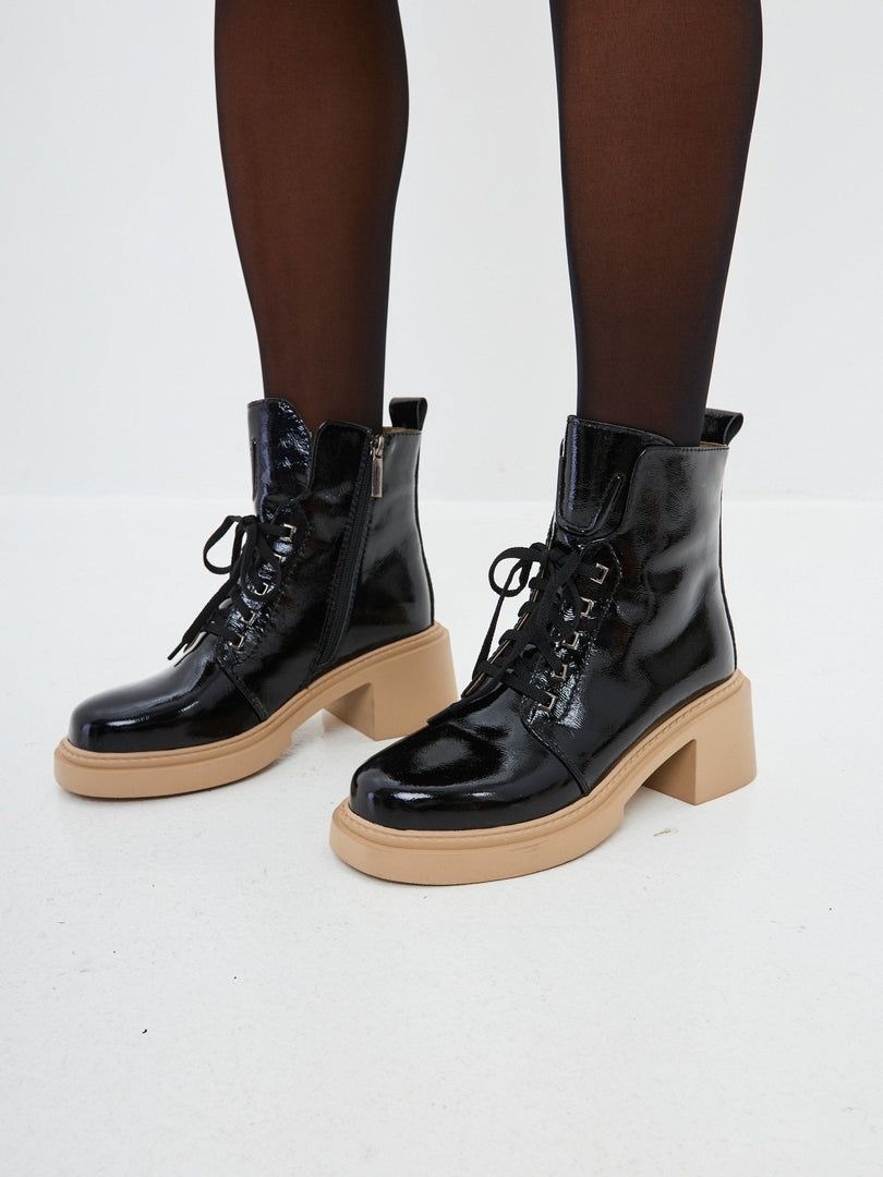 Schnürstiefeletten aus Lackleder - Schwarz