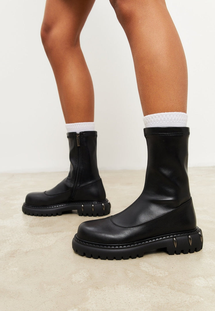 Stylish platform boots in black leather, perfect for a fashionable and comfortable look.