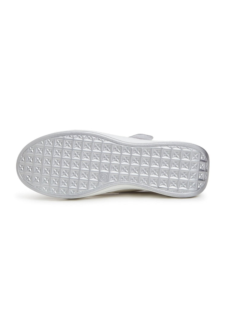 A stylish pair of white leather sneakers, perfect for summer. These leather shoes are the epitome of fashion sneakers and ideal for casual footwear.