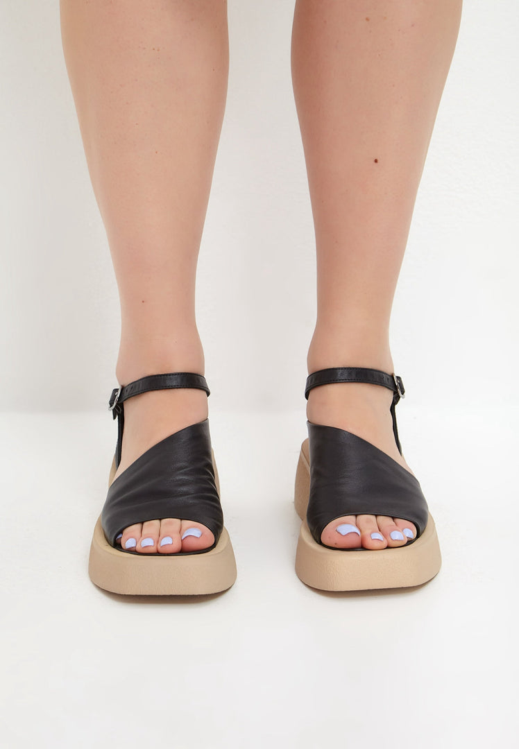 A pair of stylish and comfortable black platform sandals for women, perfect for casual outings.