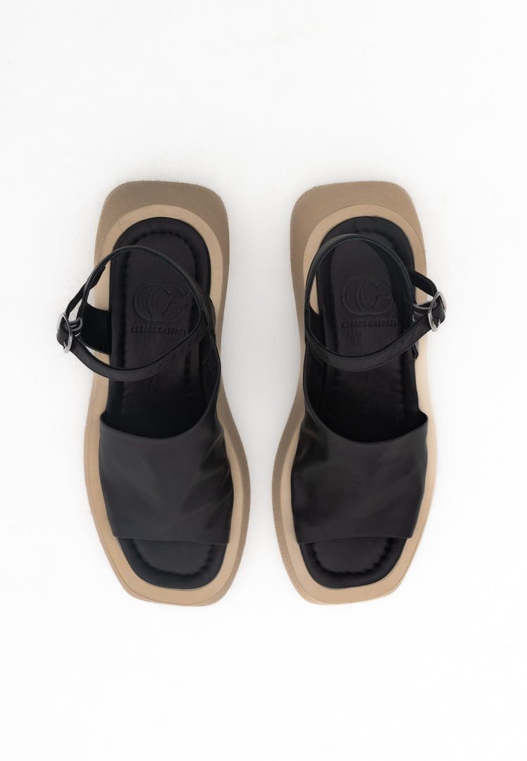 A pair of stylish and comfortable black women's platform sandals, perfect for a casual look.