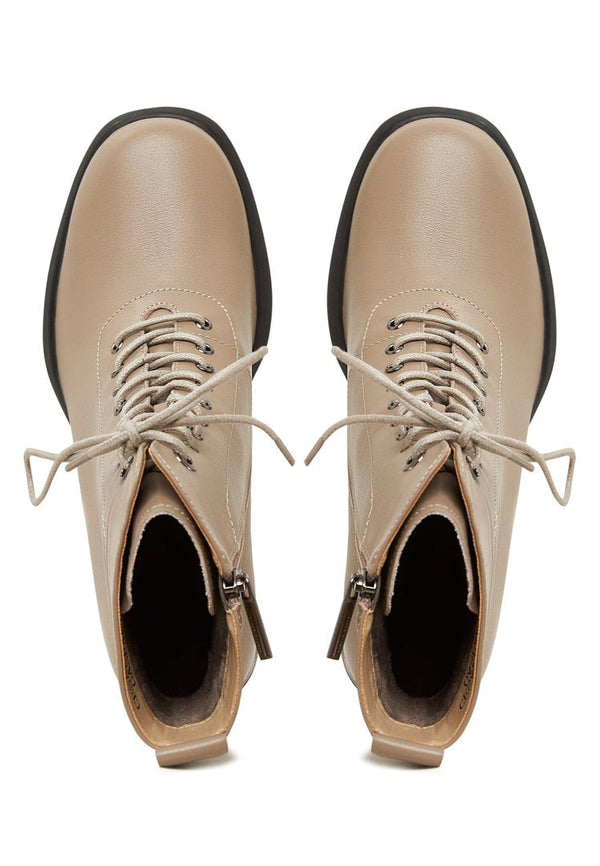 Klassieke enkellaarsjes met hoge hak