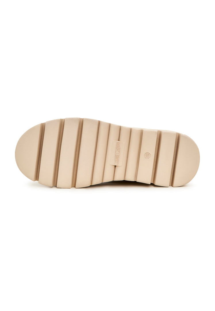 Stay warm and stylish this winter with these elegant beige winter boots, perfect for the snow.