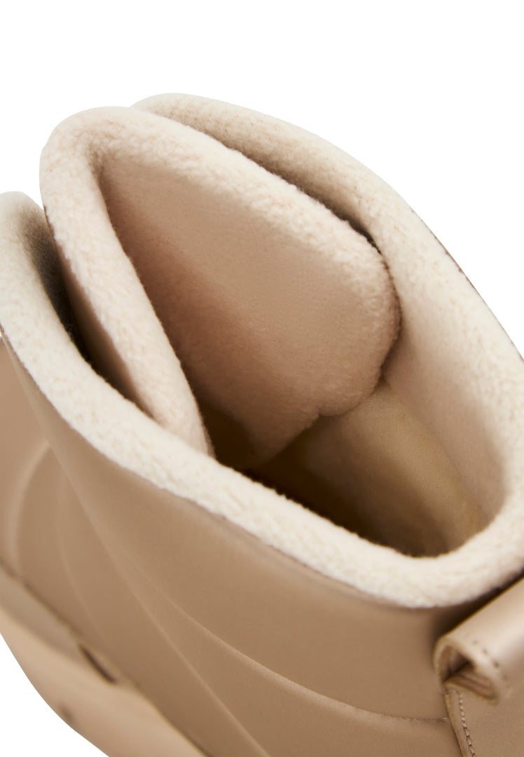 Stay stylish and warm this winter with these elegant beige winter boots. Perfect for snowy days, these stylish cold weather boots will keep you cozy all season long.
