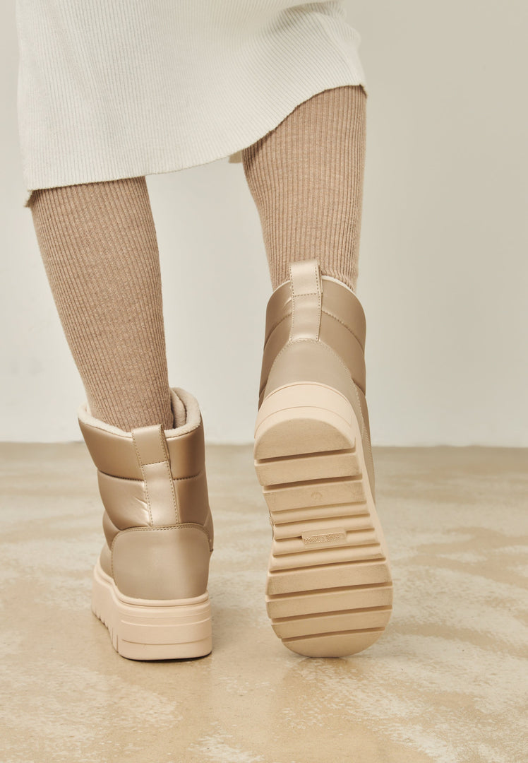 Stay stylish and warm this winter with these elegant beige winter boots - the perfect choice for snowy weather.
