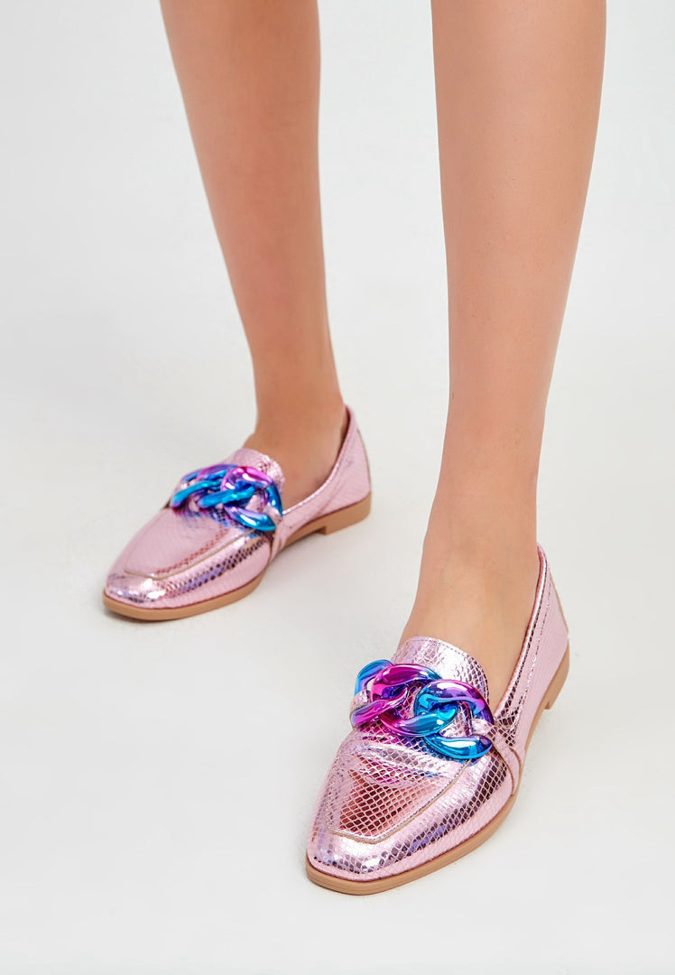 A pair of stylish metallic pink leather loafers with a flat sole, perfect for women's fashion in a classic style.