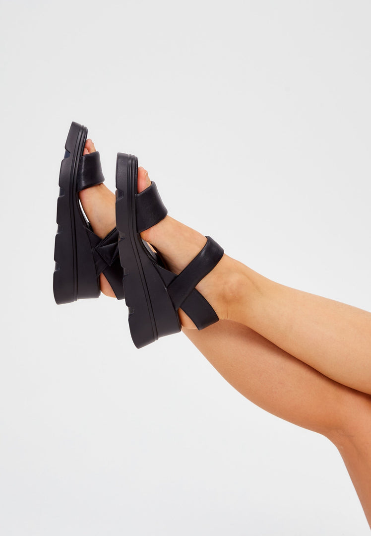 Stylish and versatile urban platform sandals in luxurious leather, perfect for completing any chic look.