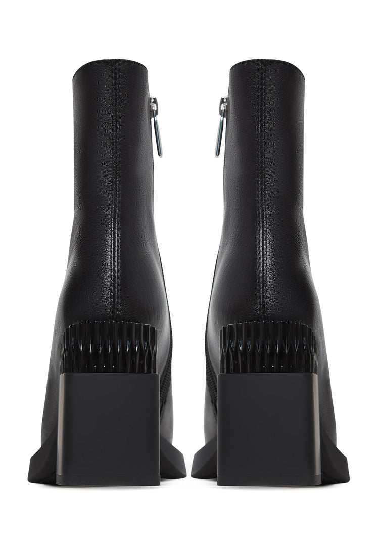 A stylish pair of black zipper heel boots, perfect for any modern look. These Thrud boots are a must-have in fashion footwear.