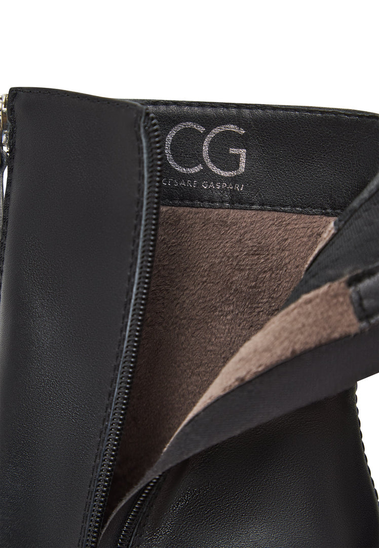 A stylish pair of black zipper heel boots, perfect for any modern fashionista's wardrobe. These Thrud boots are the ultimate fashion footwear statement.