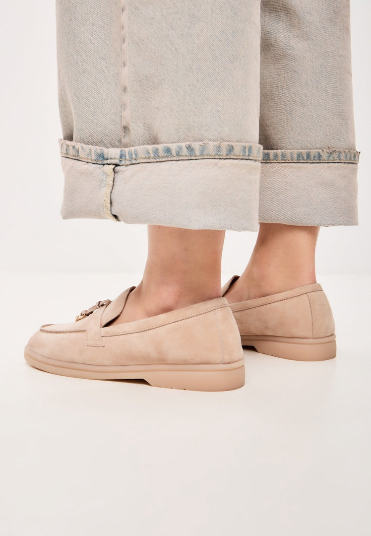 Stay stylish and cozy this winter with these Aemilia beige loafers, the perfect women's winter shoes for cold weather.