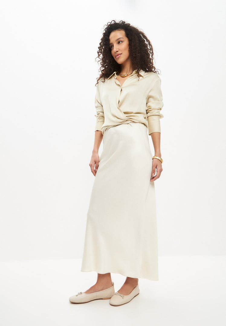 A pair of elegant ivory leather ballerinas, women's flats perfect for any occasion, including ballet flats, slip-on shoes, and dress shoes.