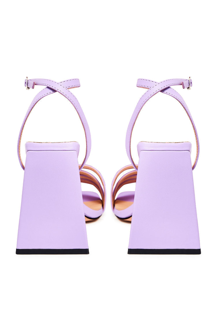 Sandalias clásicas de tacón bajo