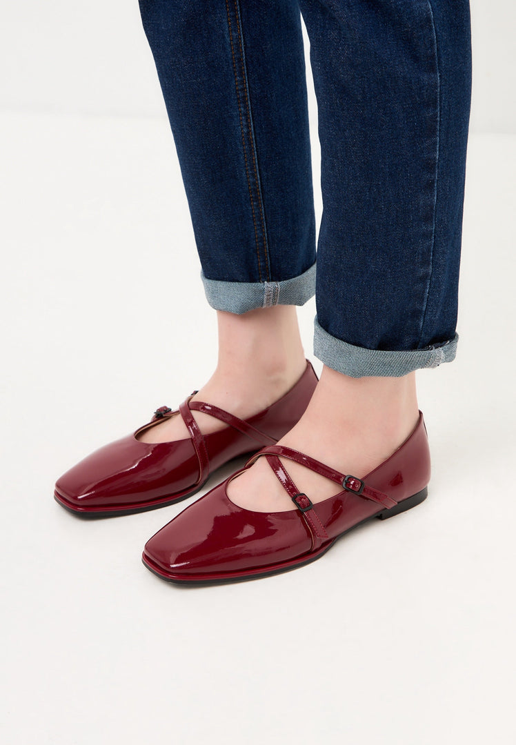 A pair of stylish red leather ballerinas, also known as Albina ballerinas, women's shoes, and leather flats.