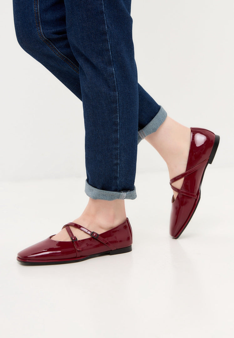 A pair of sophisticated red leather ballerinas, perfect for women's casual-chic style, known as Albina ballerinas.