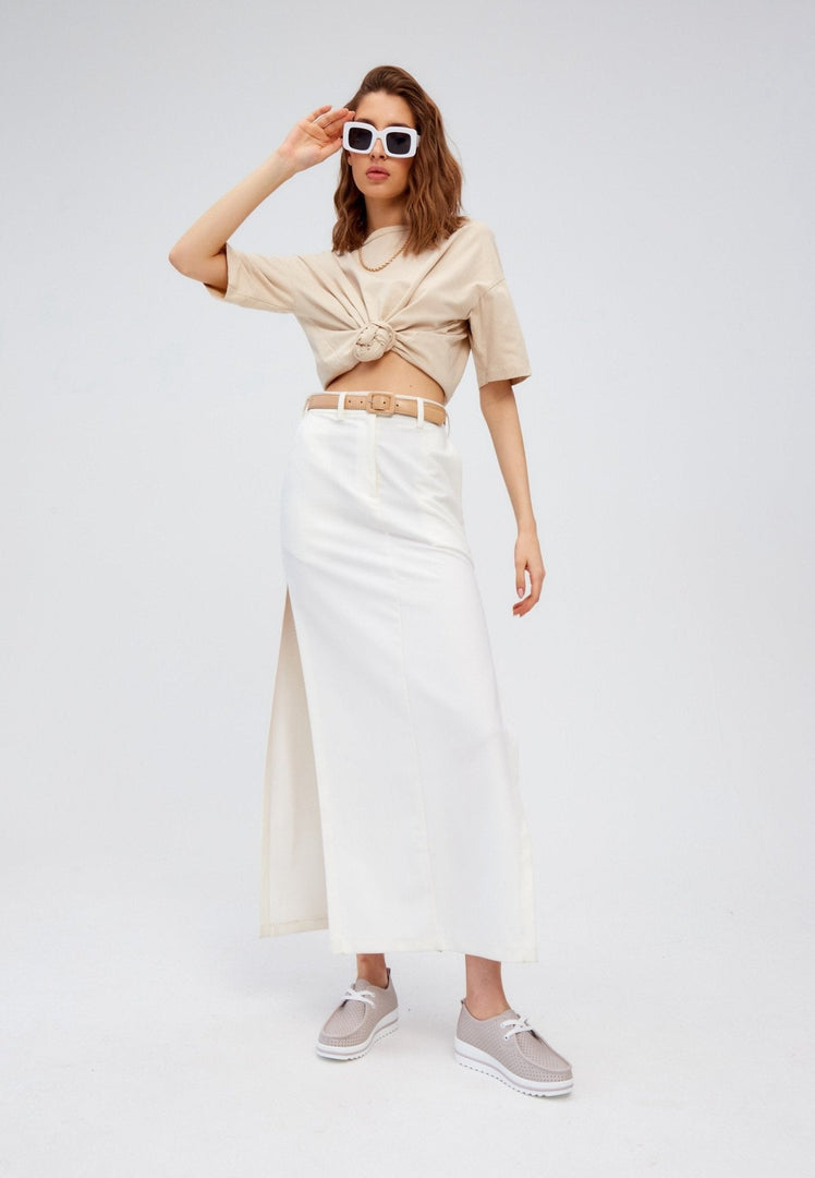 A pair of beige leather women's platform loafers, perfect for a classic and comfortable look.