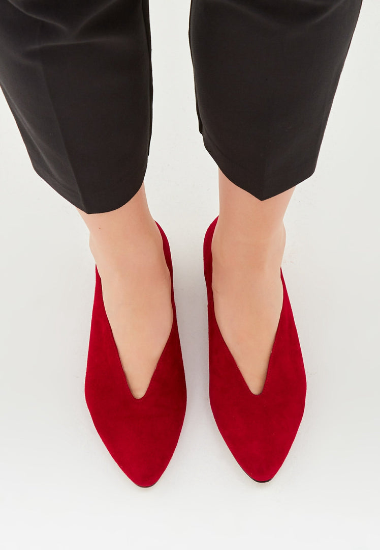 A stylish pair of black suede ballerinas with a pointed tip for women, perfect for any outfit.