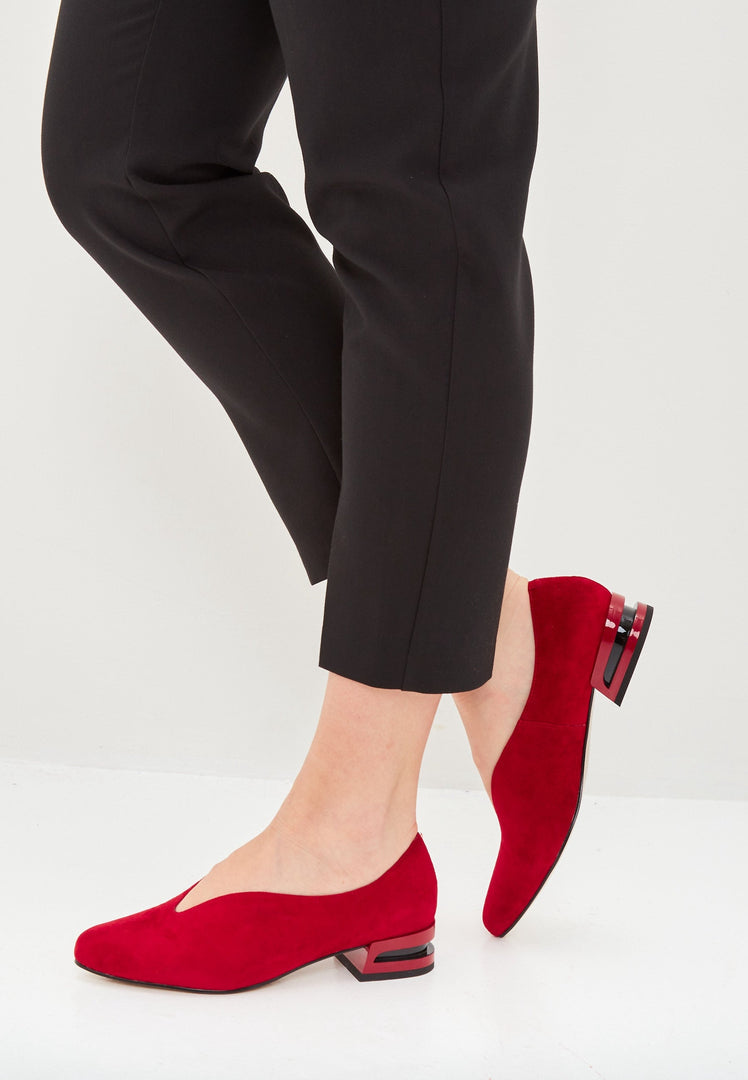 A stylish pair of black suede ballerinas with a pointed tip, perfect women's ballet flats made of leather for a chic and comfortable look.