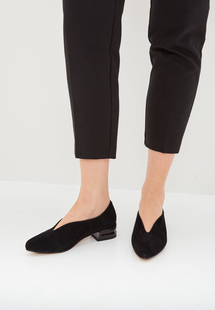 A chic pair of women's ballet flats in black suede with a pointed tip, the perfect combination of style and comfort for any occasion.