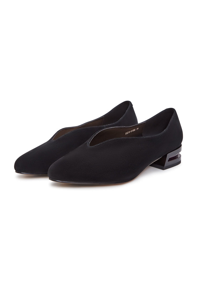 A stylish pair of black suede ballerinas with a pointed tip for women, perfect for adding elegance to any outfit.