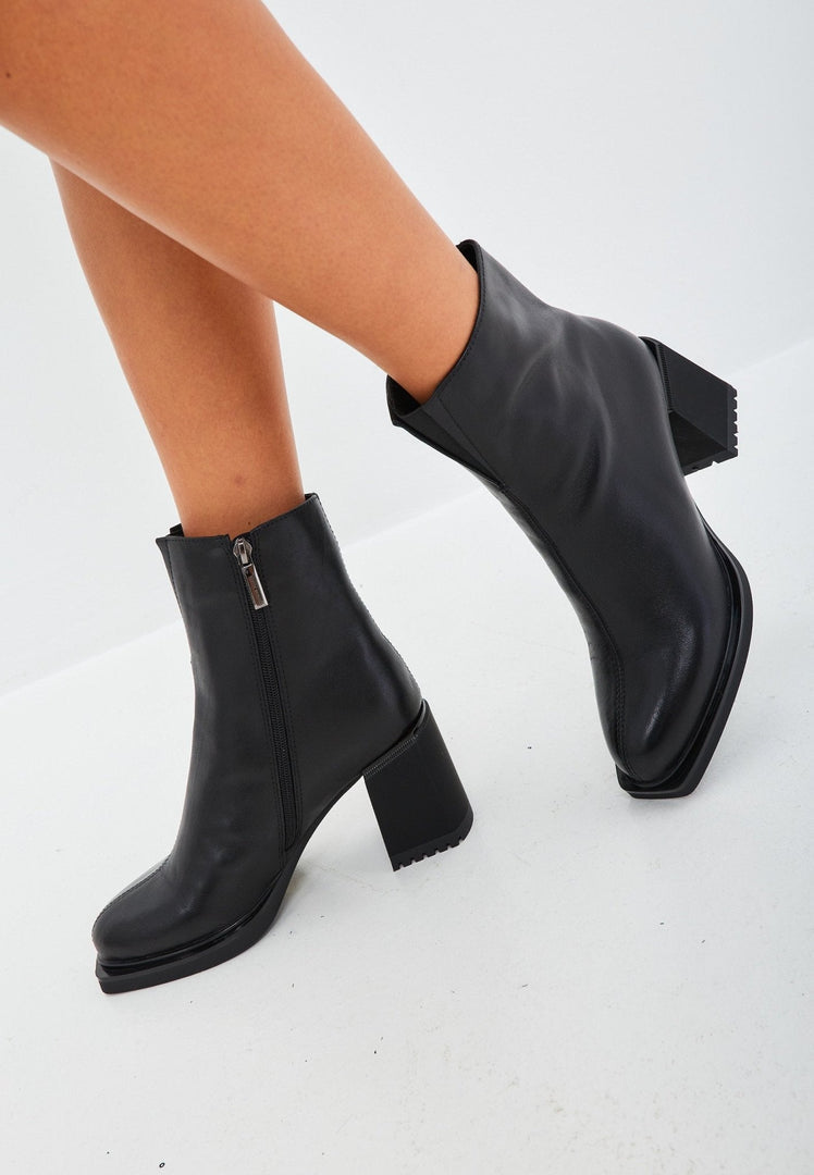 Hochhackige Freizeitstiefel - Schwarz