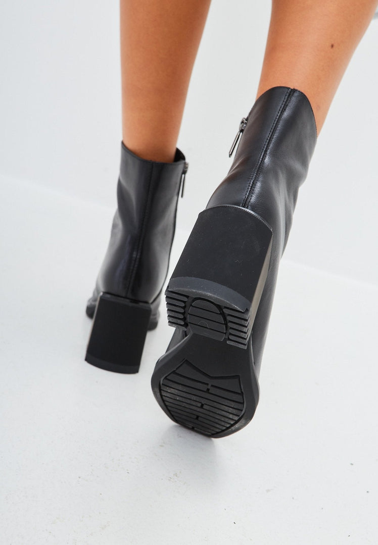 Hochhackige Freizeitstiefel - Schwarz