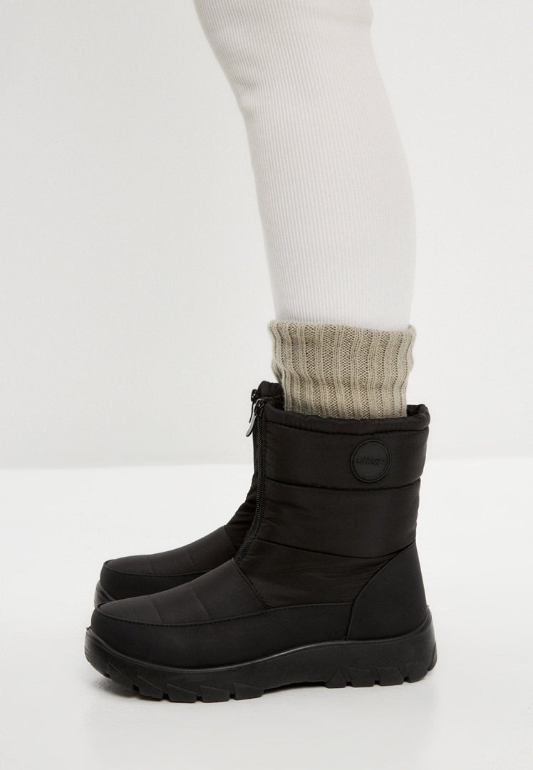 Stay warm and stylish this winter with waterproof, insulated snow boots featuring fur-lined interiors and snow grips for ultimate cold weather comfort.