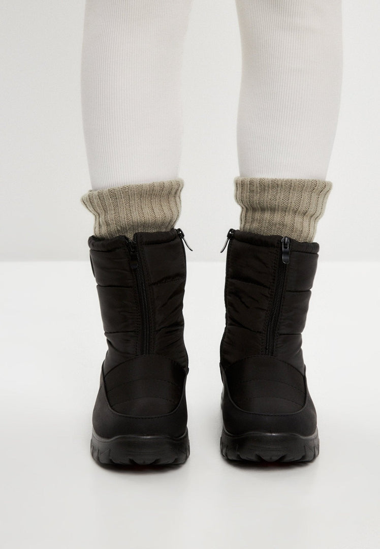 Stay warm and dry this winter with these waterproof, insulated snow boots featuring a cozy fur lining and snow grips for ultimate cold weather protection.