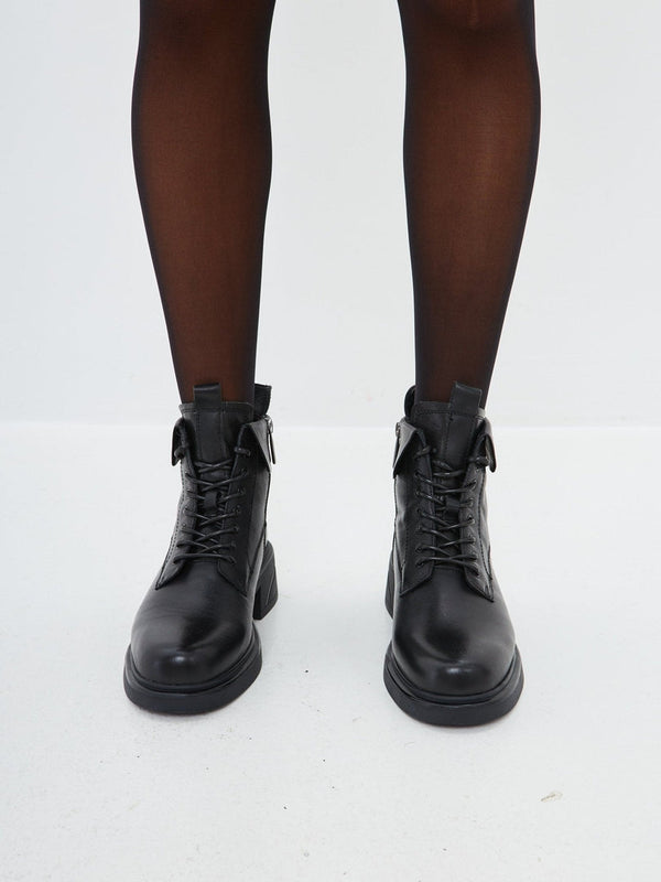 Elegantes botines con tacón en bloque