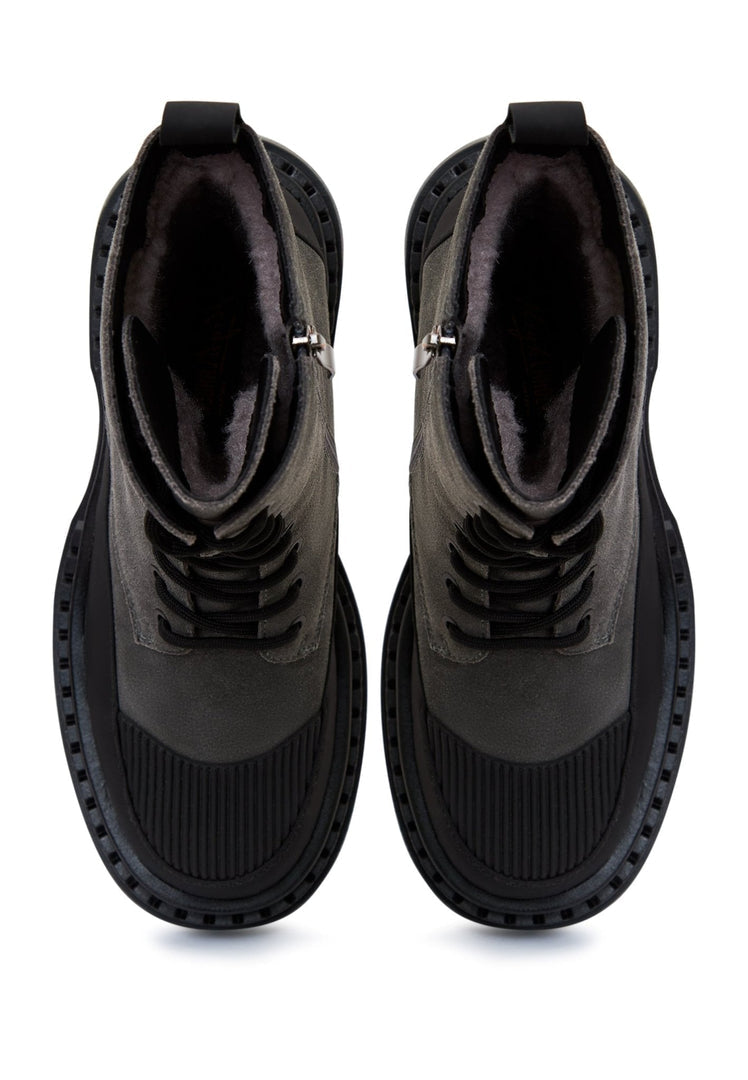 Elegantes botines con cordones