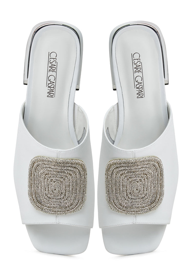 A fashionable pair of white women's slippers Beatriz, with a chic block heel design ideal for both style and comfort.
