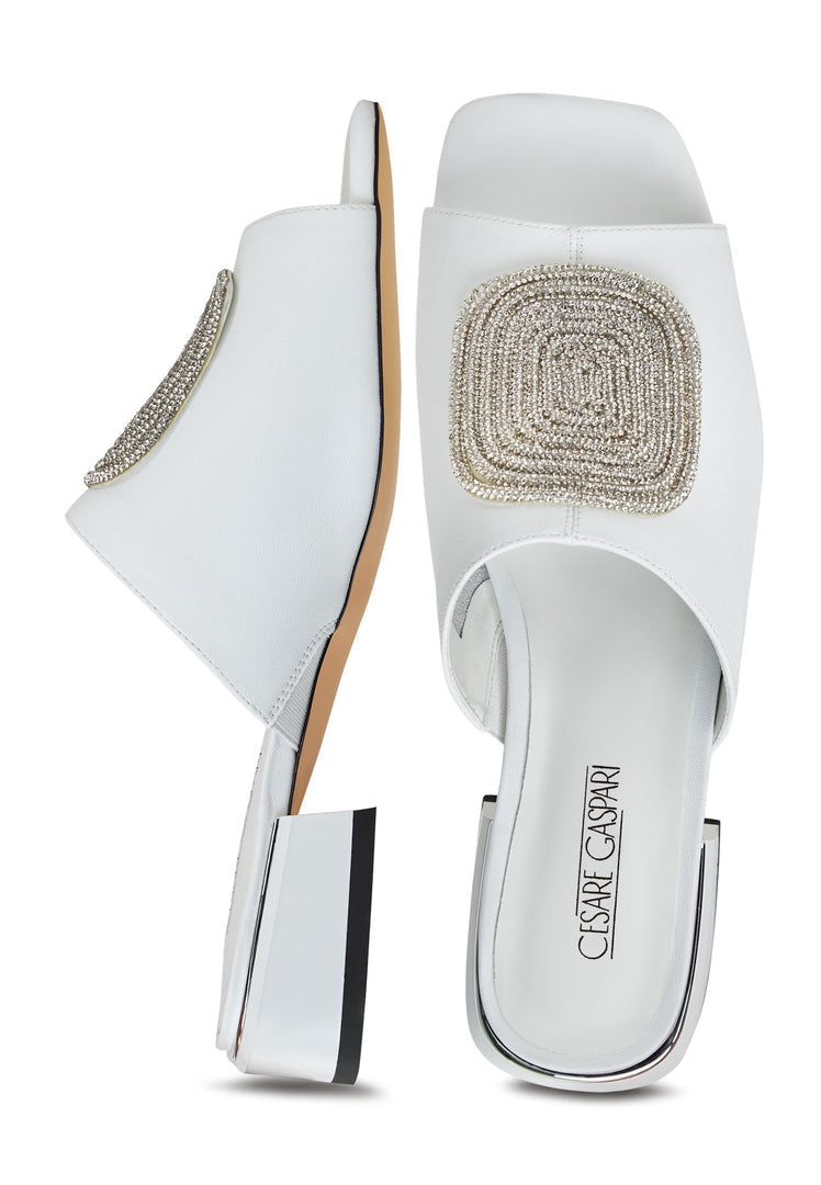 A stylish pair of women's white slippers, the Block heeled Slippers Beatriz, featuring a comfortable block heel for added support and height.