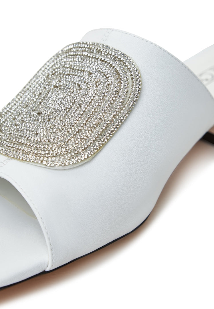 A stylish pair of women's white slippers Beatriz with a block heel, perfect for any occasion.