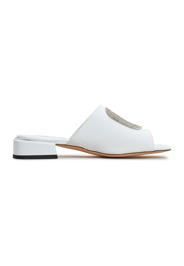 A pair of stylish white women's slippers with a block heel, known as Slippers Beatriz.