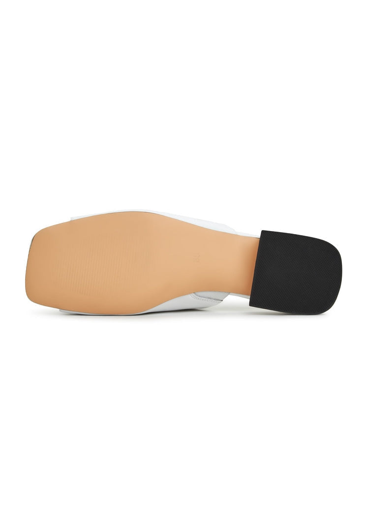 A pair of stylish white women's slippers Beatriz with high block heels ideal for both comfort and fashion.