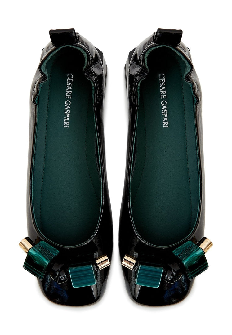 Ballerinor i patenterat läder