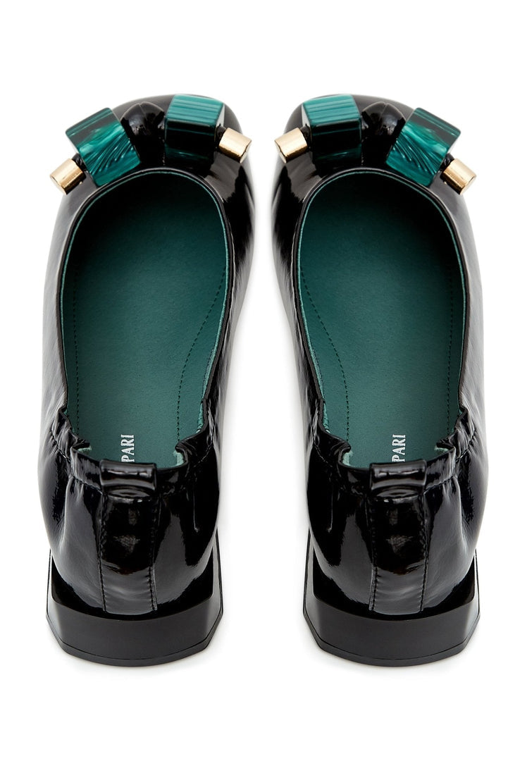 Ballerinor i patenterat läder