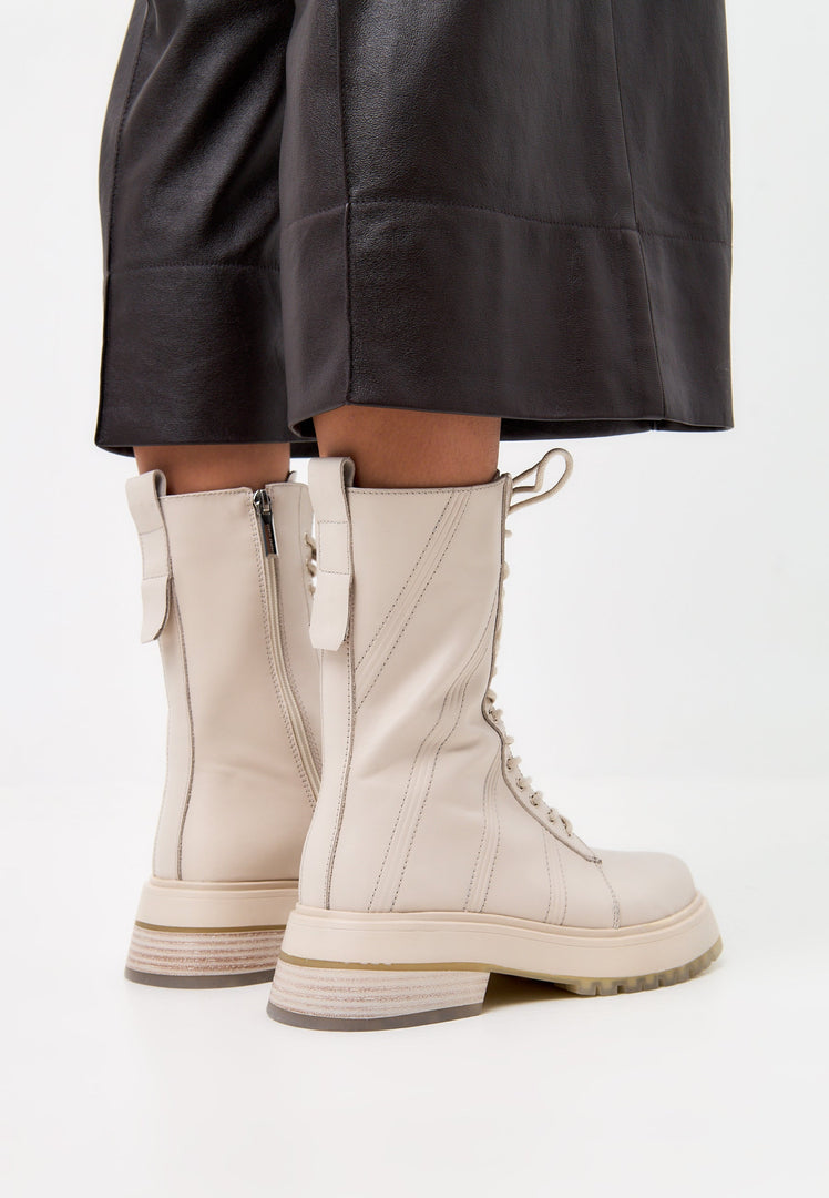 Leren enkellaarsjes met veters