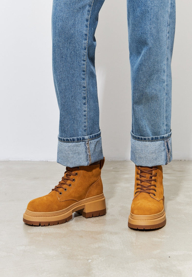 Schnürstiefeletten