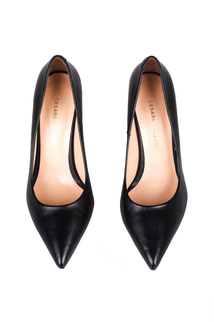 Ikonisch geformte Pumps