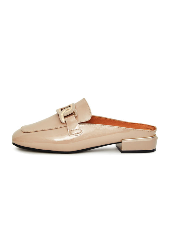 Glänzende Pantoletten mit Charme - Beige