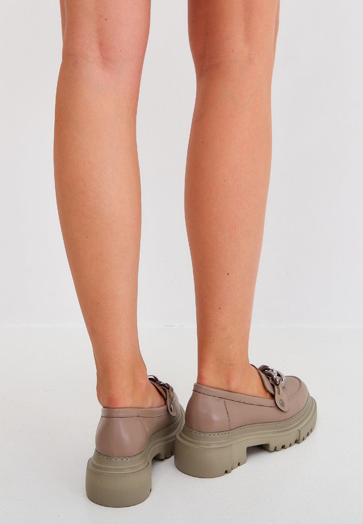 Klobige Loafers mit Kettendetails - Beige