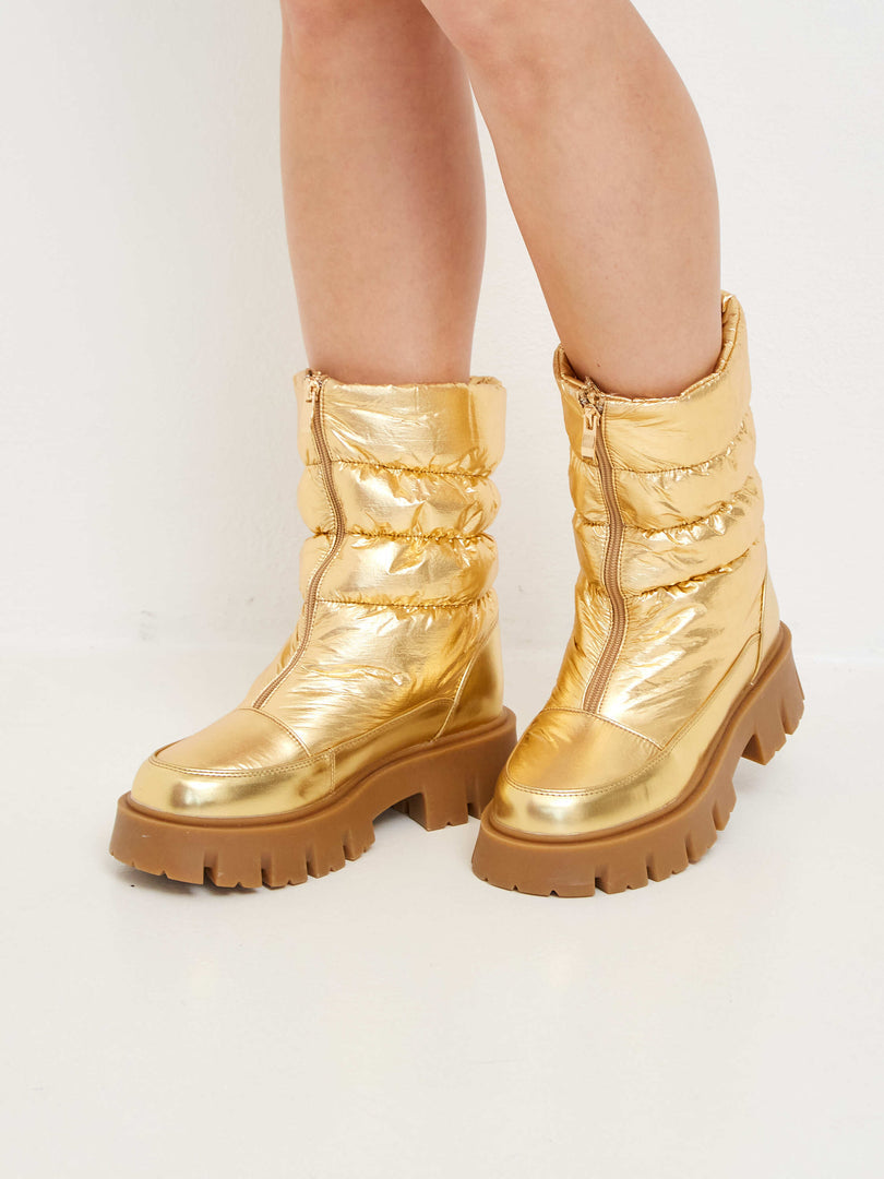 Stay cozy chic this winter with these stylish gold boots, the perfect fashion footwear to elevate your winter fashion trends.