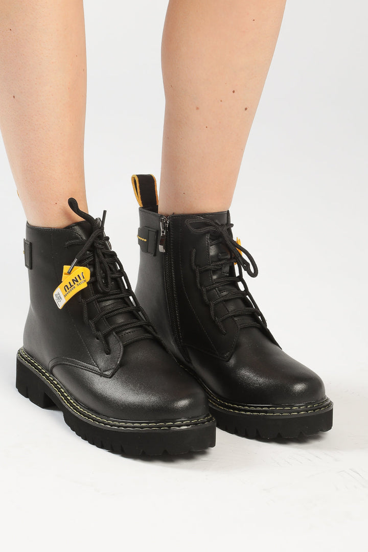 Odważne sznurowane botki do kostki