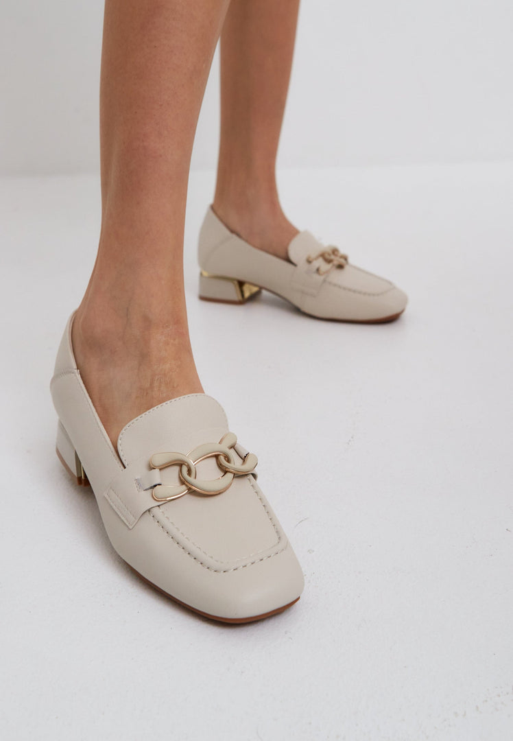 Loafers aus Leder mit Kettenverzierung - Beige